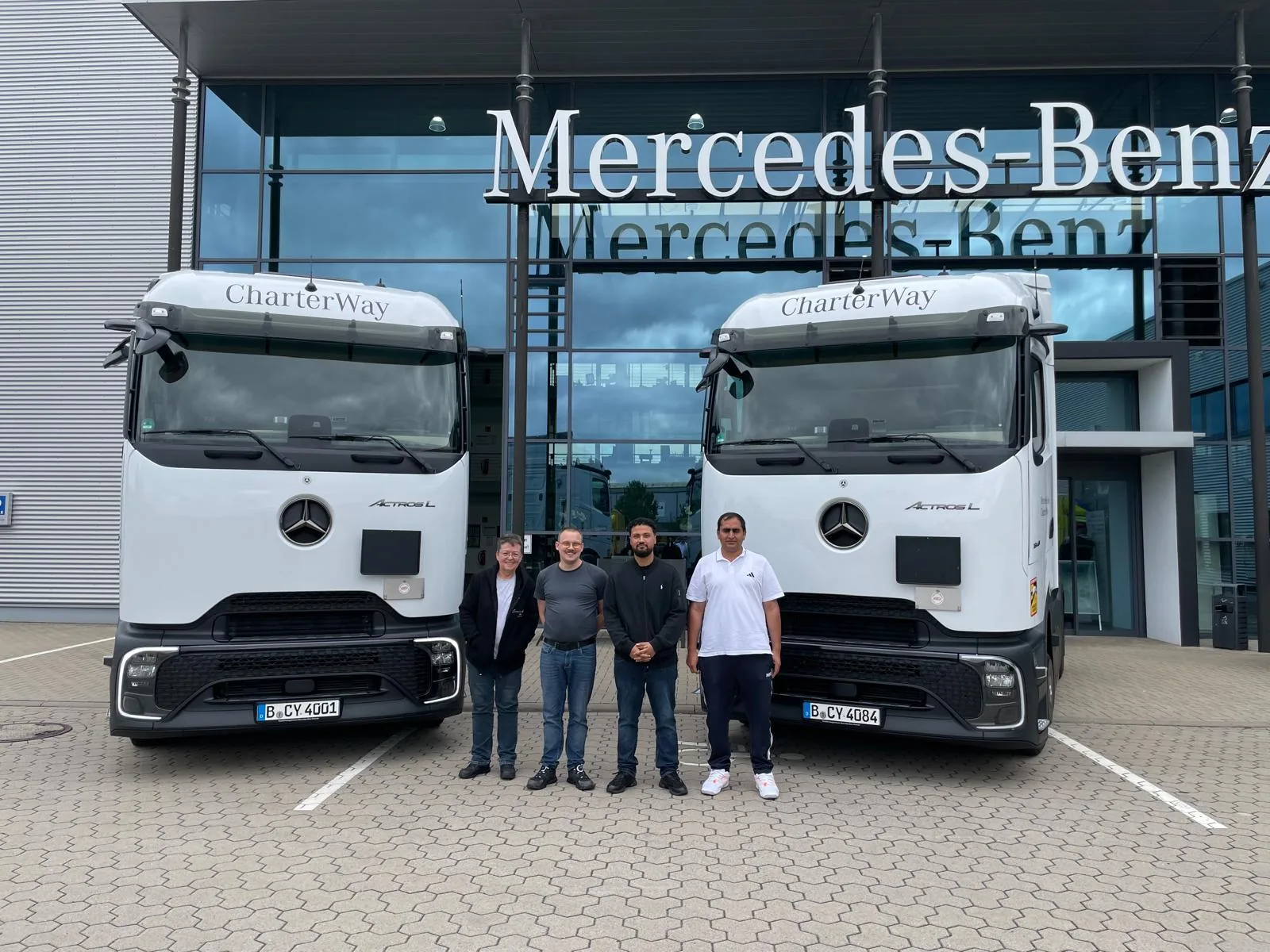 Team der Spedition ELAS GmbH vor zwei Mercedes-Benz Actros L Sattelzugmaschinen